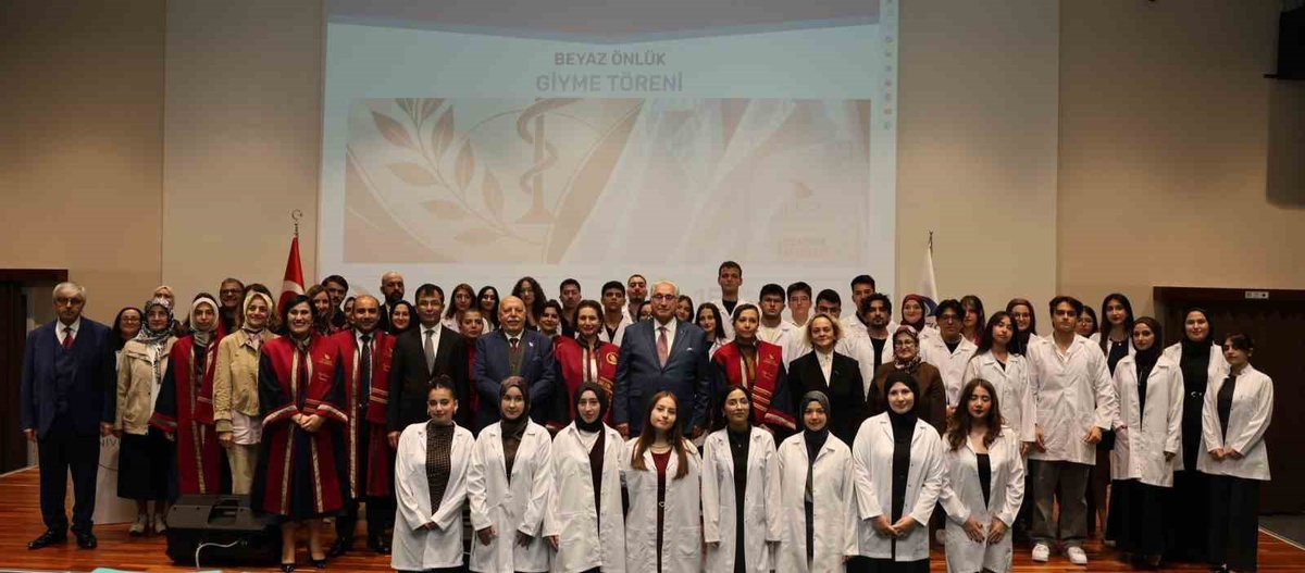 Düzce Üniversitesi Eczacılık Fakültesi öğrencileri törenle beyaz önlük kuşandı