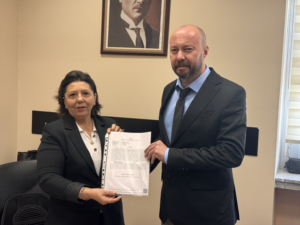 Edirne Baro Başkanı Özgür Yıldırım, mazbatasını İl Seçim Müdürü Yurt'tan aldı
