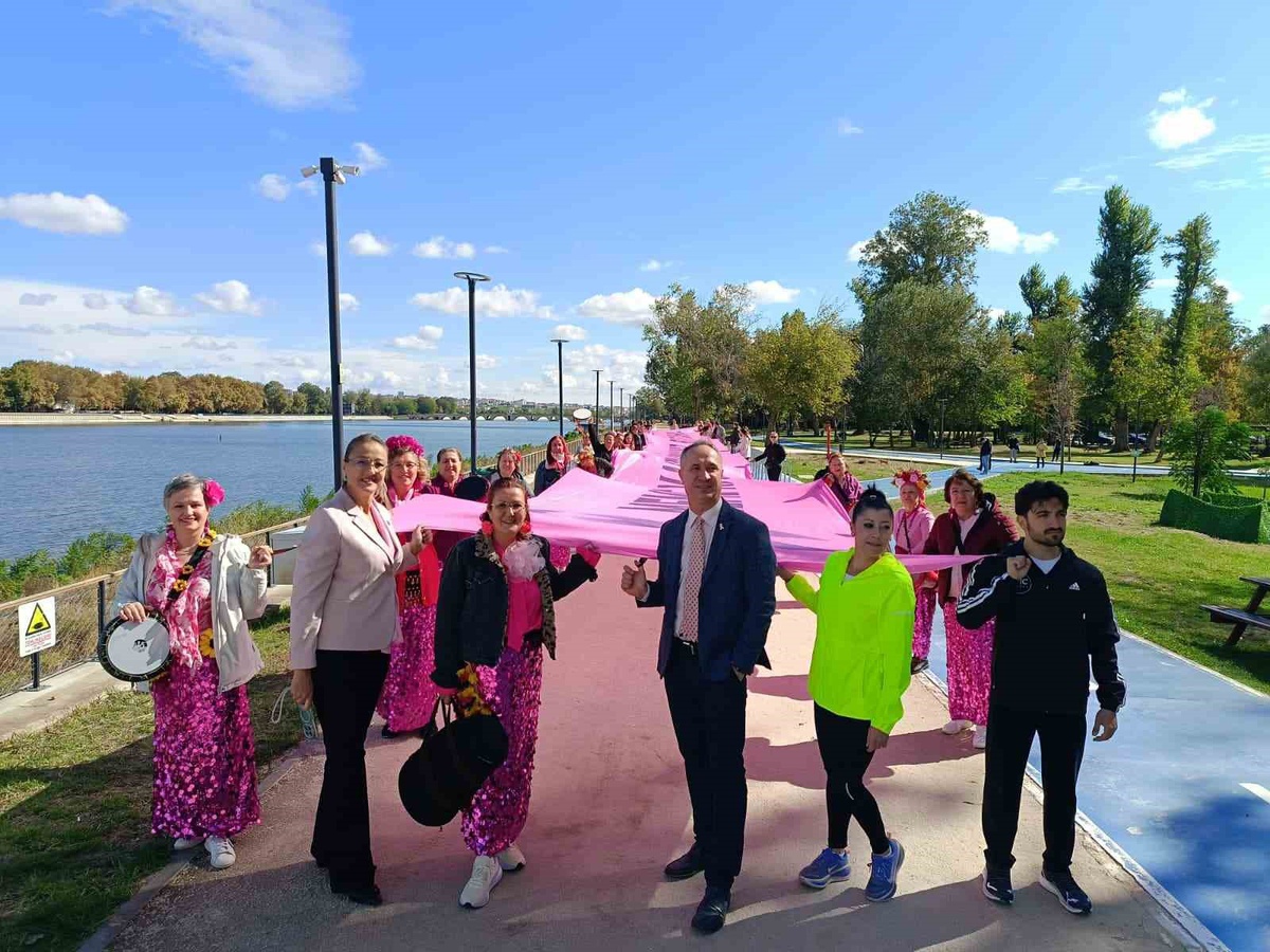 Edirne'de meme kanserine dikkat çekmek için 18 metrelik pembe afiş açıldı
