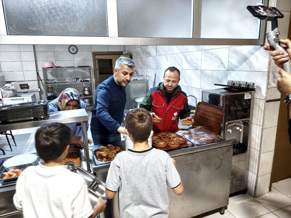 Edirne ve Kırklareli'de hafızlık öğrencilerine 211 yıl sonra güveç ikram edildi