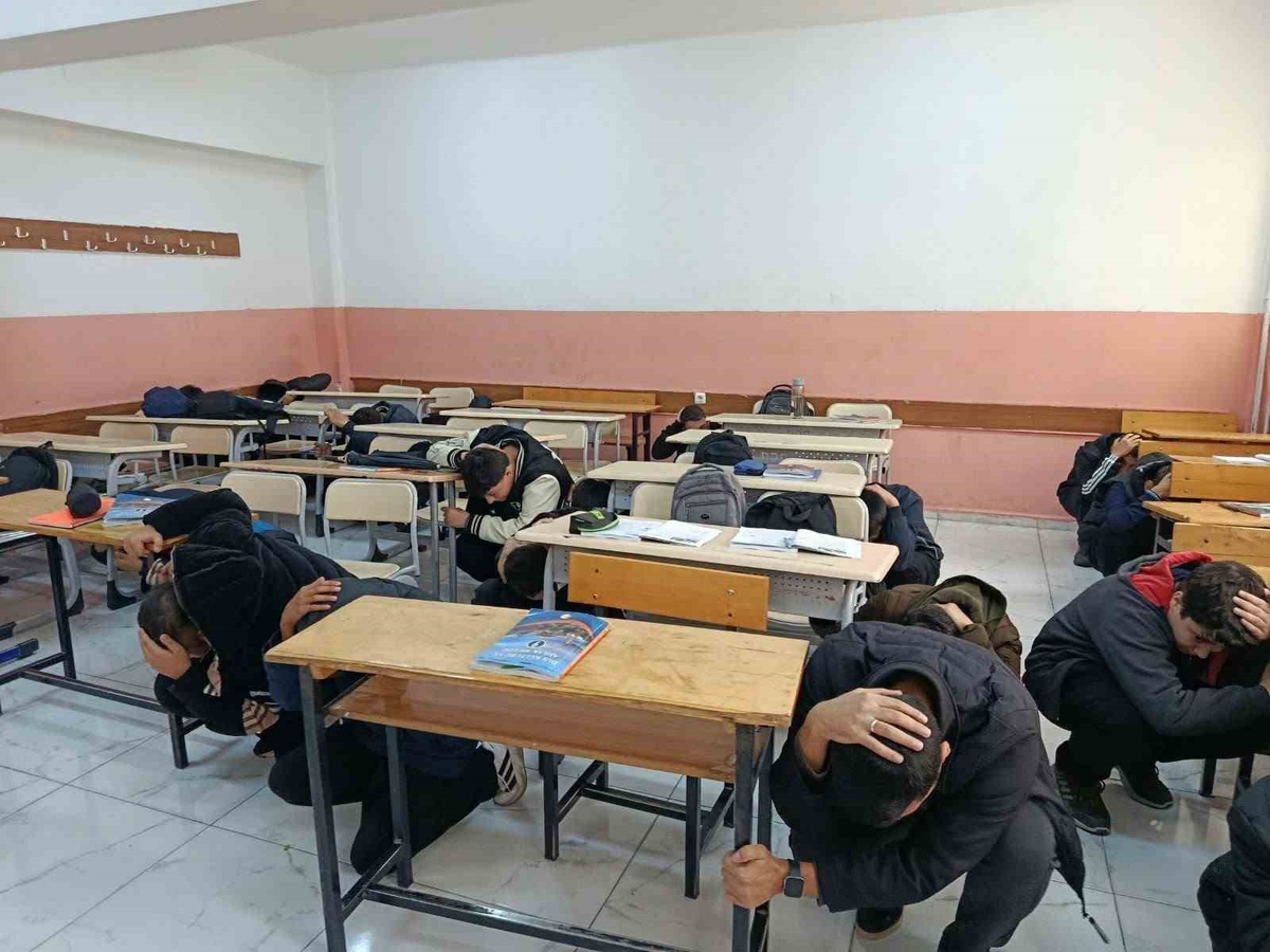 Elazığ AFAD, öğretmen ve öğrencilere deprem tatbikatıyla afet eğitimi verdi