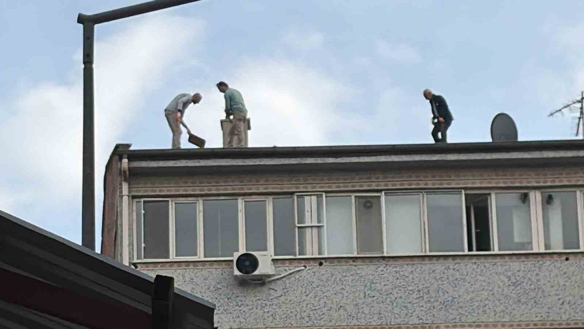 Elazığ'da 3 kişi metrelerce yüksekte güvenlik önlemi almadan kiremit değiştirdi