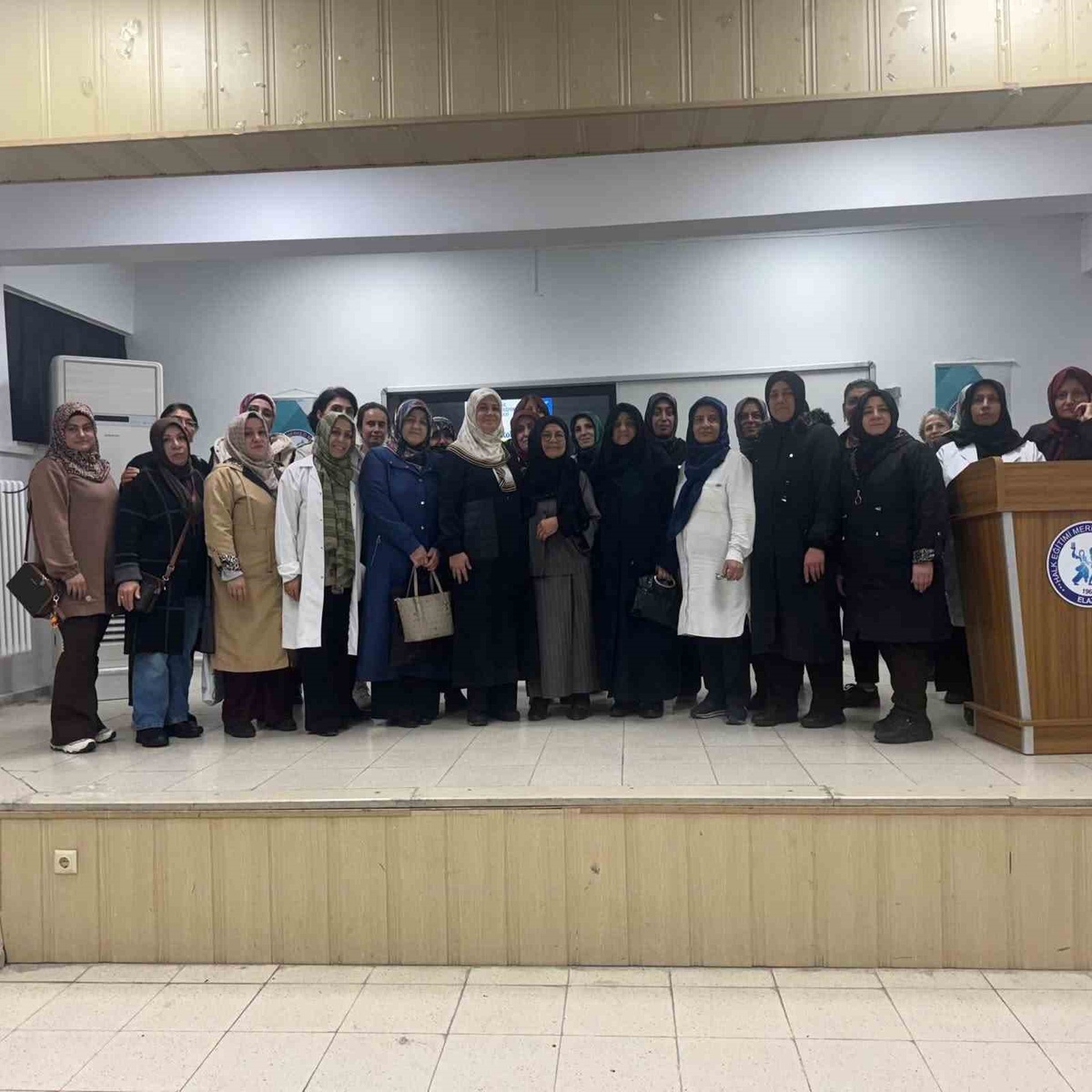 Elazığ'da öğretmen ve kursiyerlere kadının ailedeki rolü anlatıldı