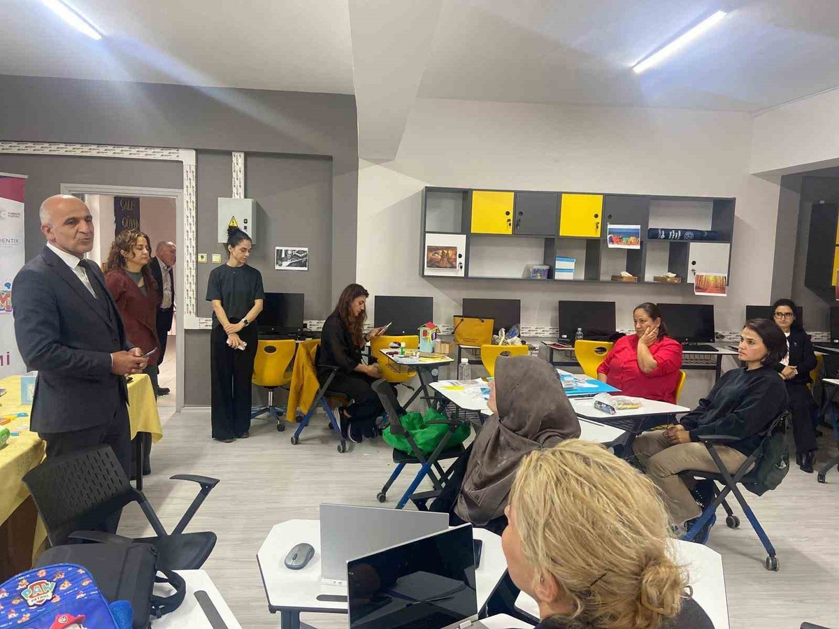 Eskişehir'de STEM kursu Scientix Türkiye ekibince ziyaret edildi