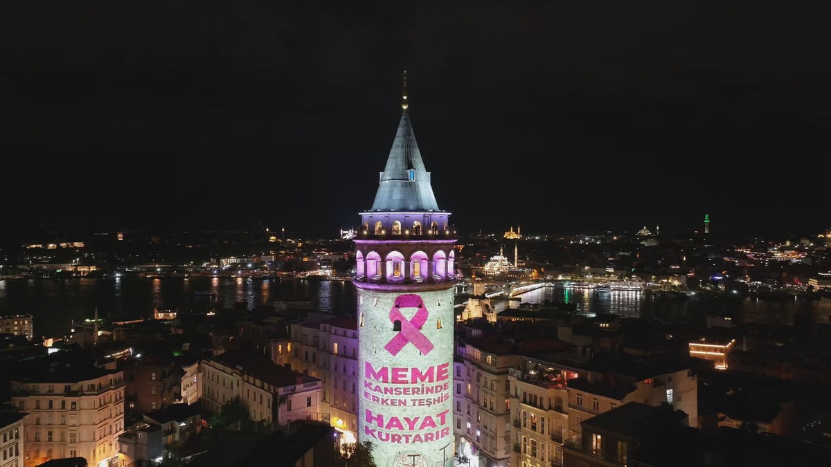 Galata Kulesi meme kanserinde erken teşhis mesajıyla pembe ışıkla aydınlatıldı