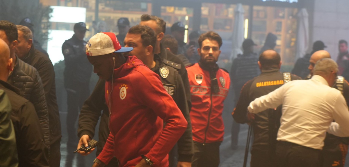 Galatasaray, Gençlerbirliği maçı için Ankara'ya gelip taraftarlarla buluştu
