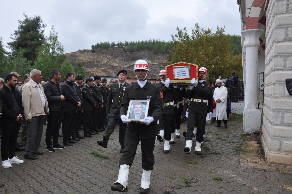 Gaziantep İslahiye'de Kore gazisi Osman Eker (94) askeri törenle toprağa verildi