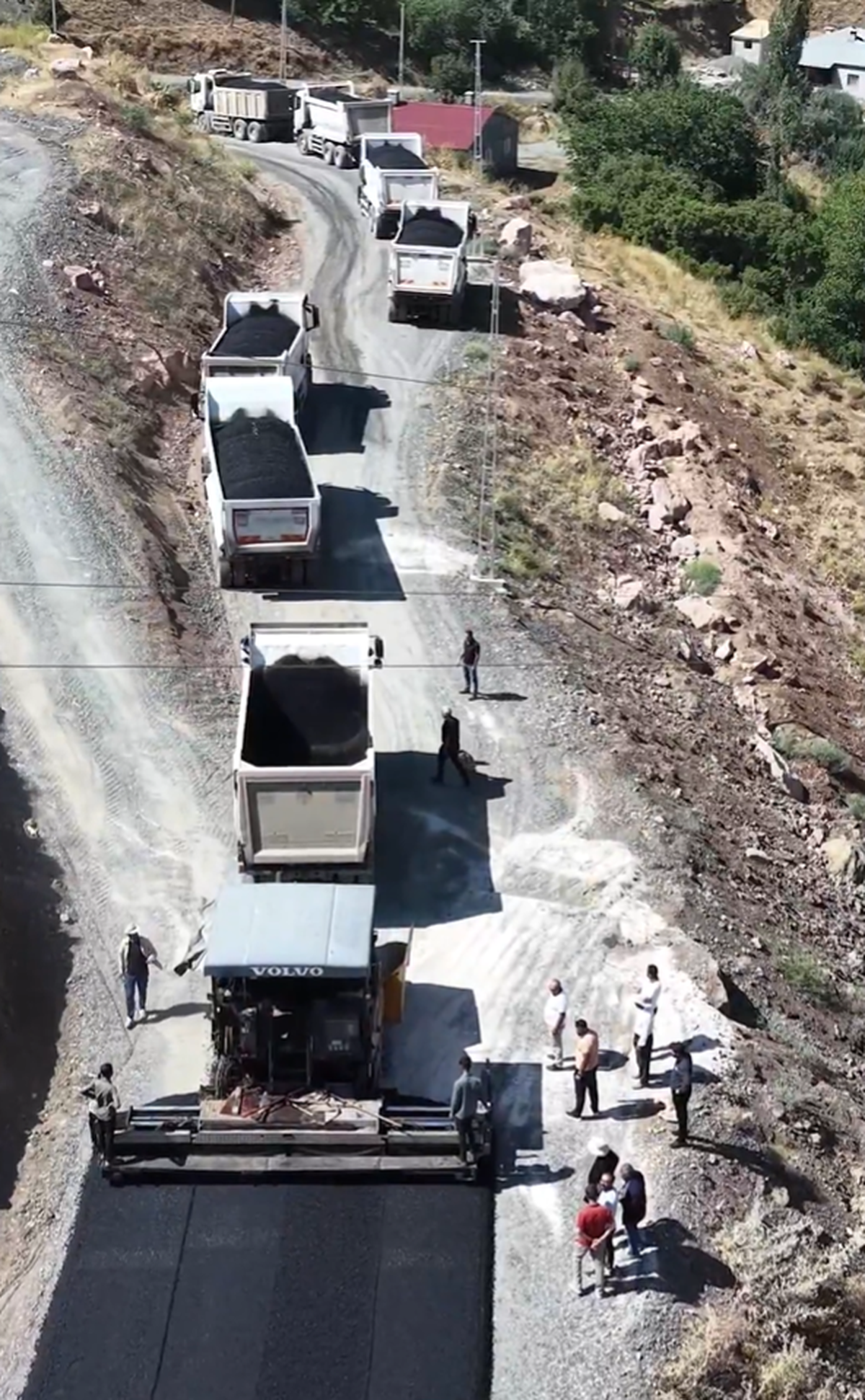 Hakkâri İl Özel İdaresi Yüksekova'da 14,5 kilometrelik asfalt çalışmasını tamamladı