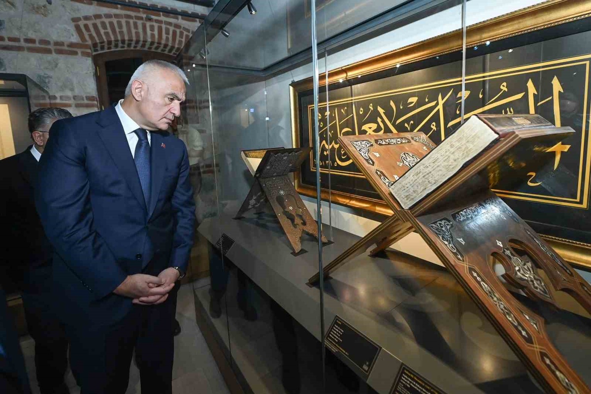 Hattat Mehmet Özçay, Mushaf-ı Şerif'in el yazması aslını TÜYEK'e bağışladı