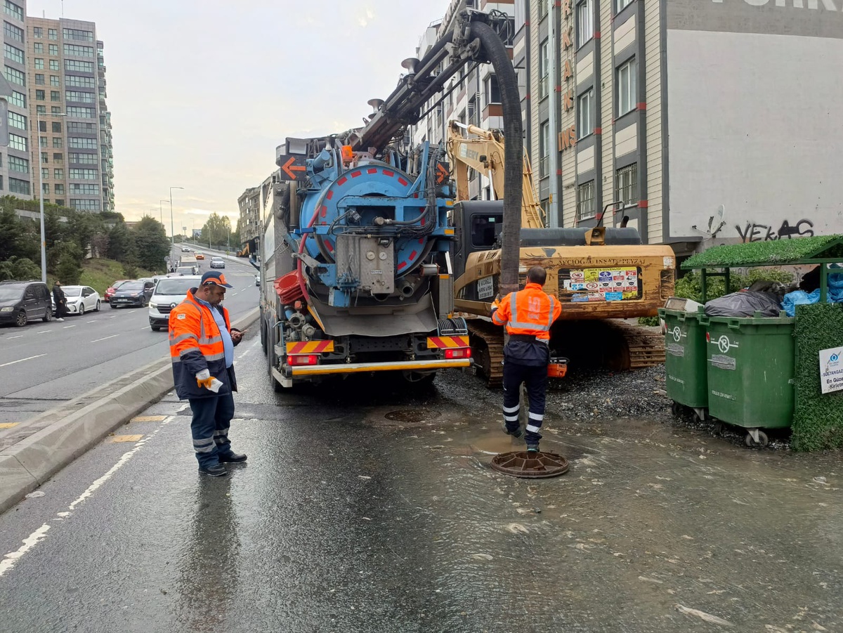 İBB, İstanbul'da son 84 yılın en şiddetli yağışında mahsur kalan 622 kişiyi kurtardı