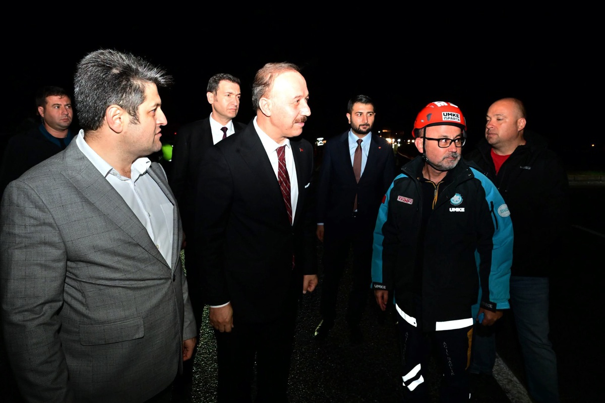 Isparta'da tarım emekçilerini taşıyan minibüsün karıştığı kazada 17 kişi yaralandı