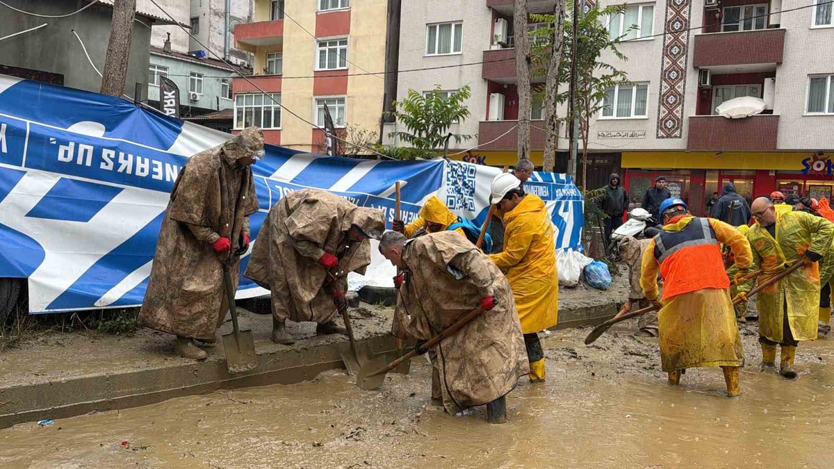 İstanbul Sarıyer Ayazağa'da sel temizliğine 300 jandarma personeli destek verdi