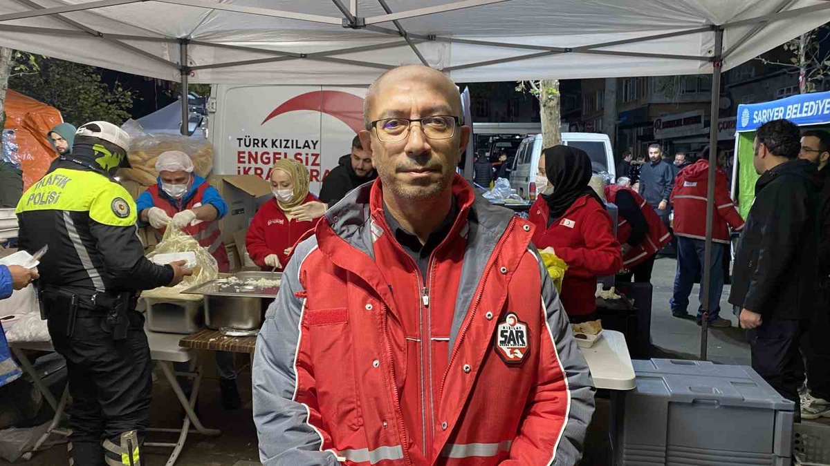 İstanbul Sarıyer'de afetzedelere Türk Kızılay'ın yemek dağıtımı sürüyor