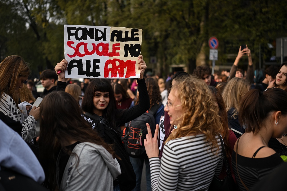 İtalya'da öğrenciler eğitim politikalarını protesto etti, Roma ve Torino'da olay çıktı