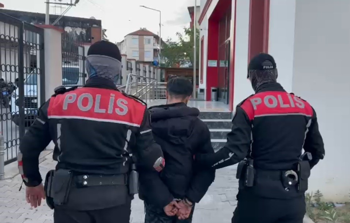 İzmir'de 4 firari, kesinleşmiş hapis cezalarıyla yakalanıp adliyeye sevk edildi