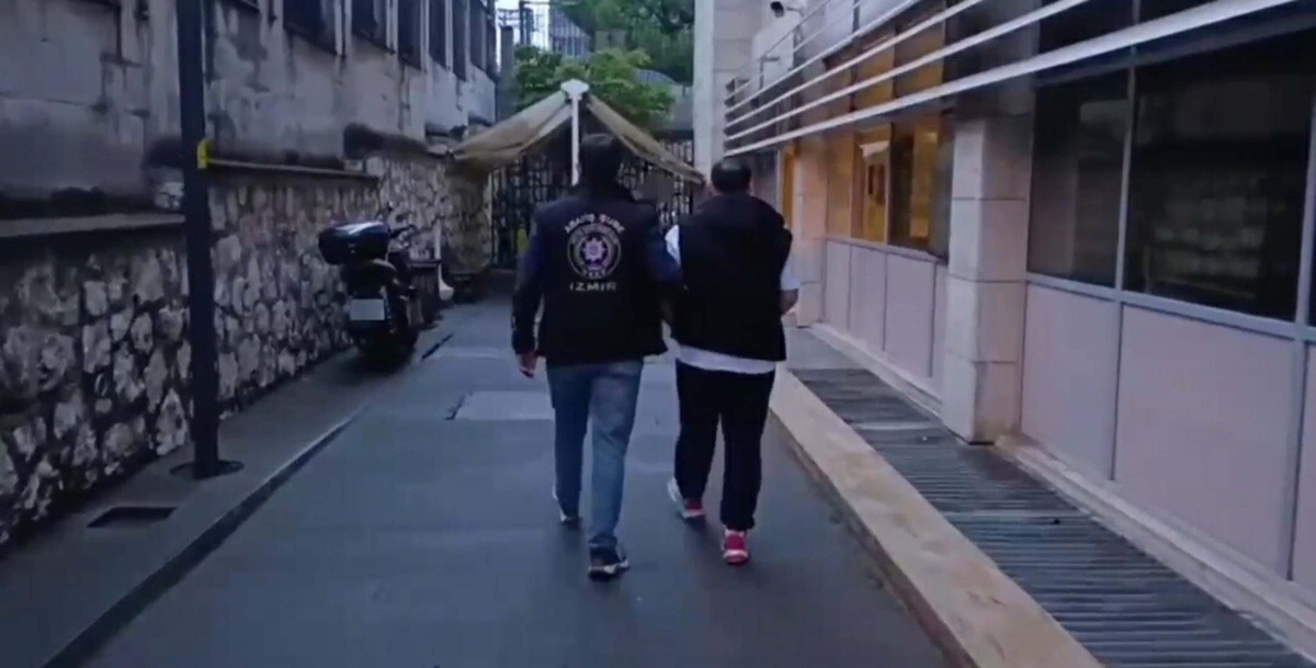 İzmir'de aranan 164 şüpheli, 74 adrese düzenlenen polis operasyonunda yakalandı