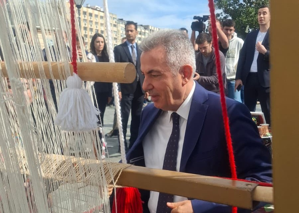 İzmir'de Türk bayrağı dokuma etkinliği başladı, ilk ilmeği İzmir Valisi Elban attı