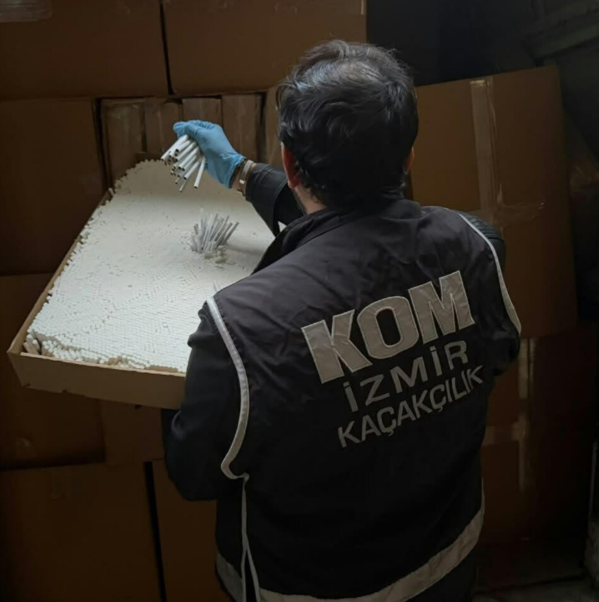 İzmir Gaziemir'de minibüsteki 2 milyon 160 bin dolu makaron ele geçirildi