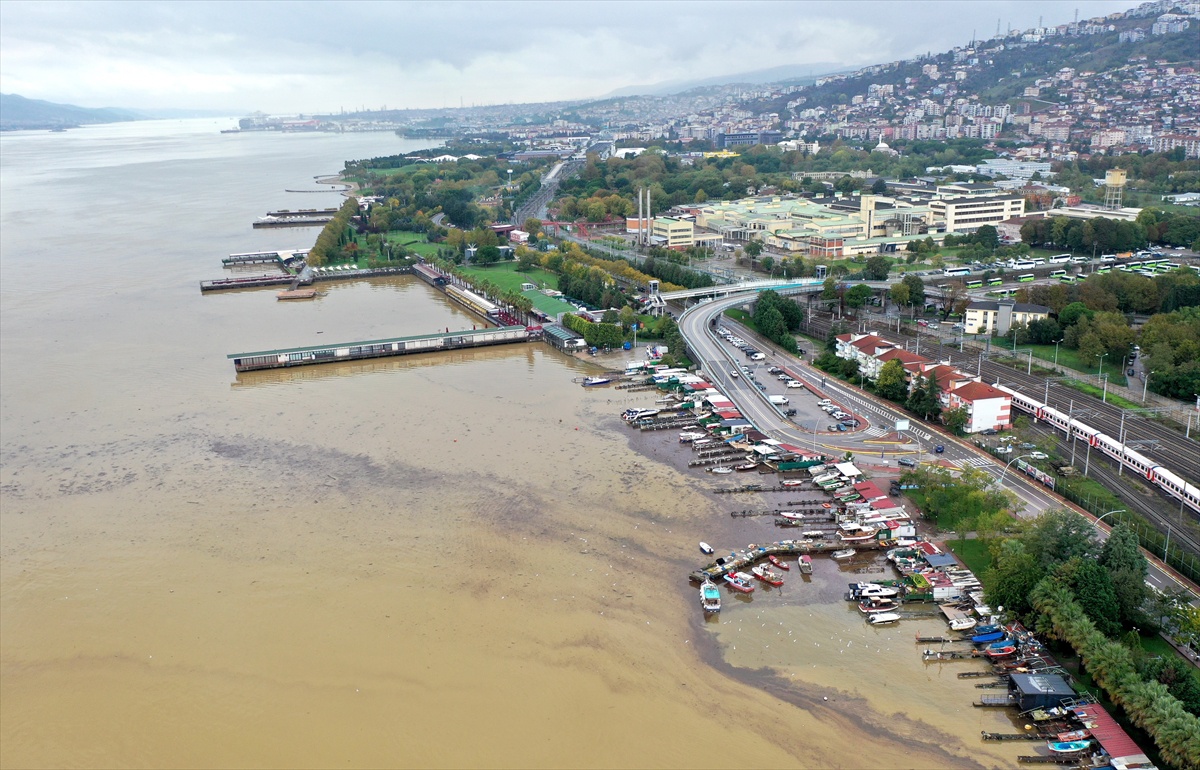 İzmit Körfezi ile Zonguldak limanında deniz, sağanak sonrası kahverengiye büründü
