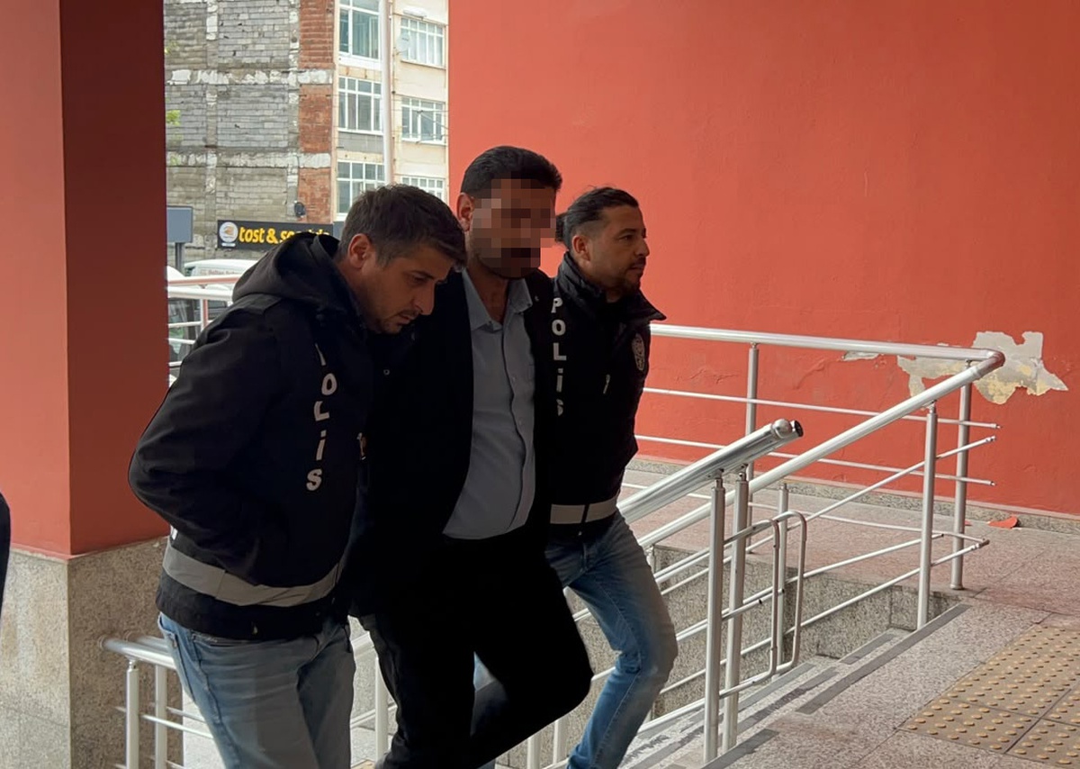 İzmit'te Atatürk'e hakaret iddiasıyla gözaltına alınan şüpheli adliyeye sevk edildi