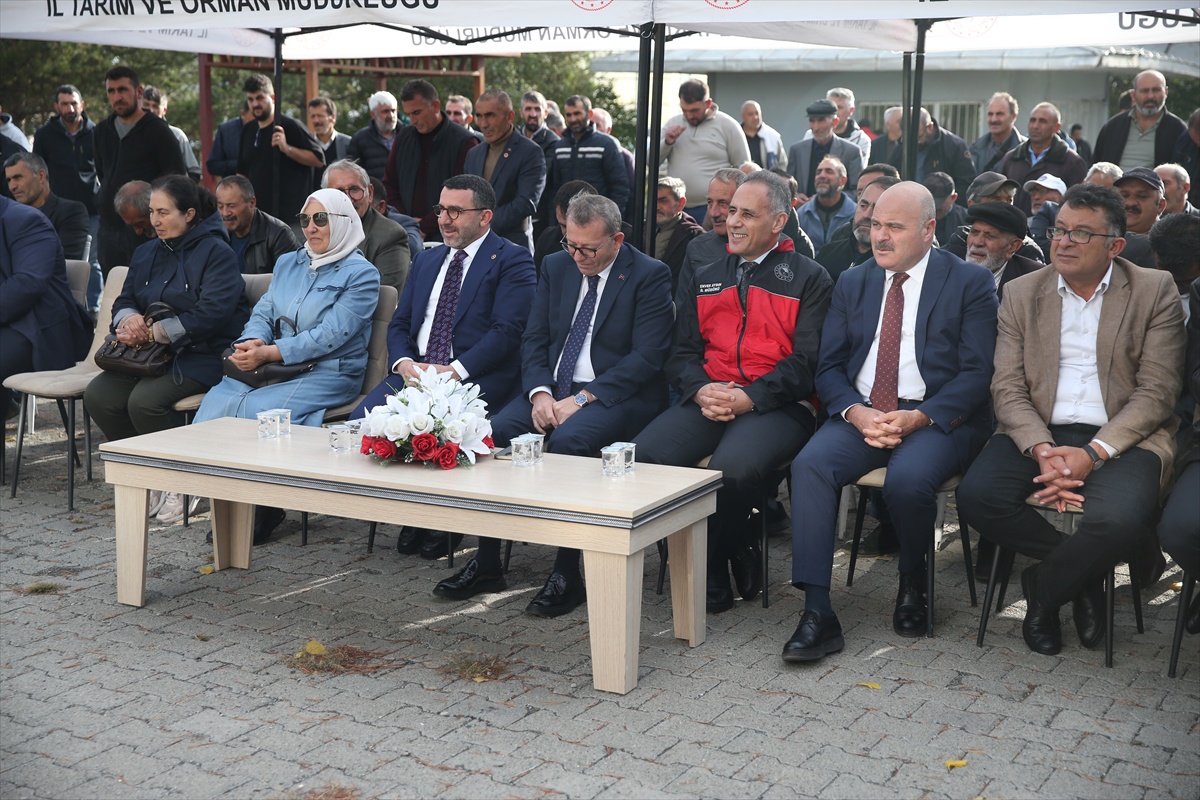 Kars'ta afetten zarar gören çiftçilere tohum ve arı kovanı dağıtıldı