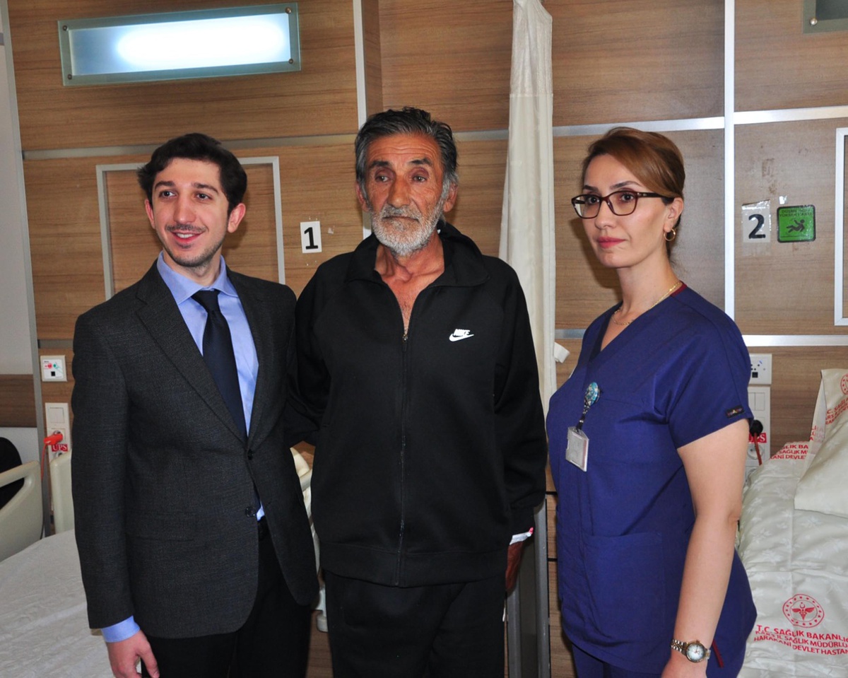 Kars'ta cebinde ip taşıyan hasta omurilik tümörü ameliyatından bir gün sonra yürüdü