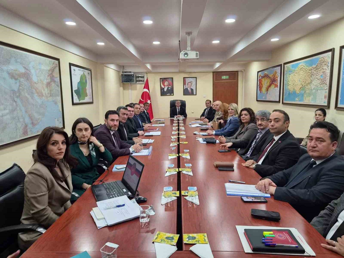 Kars'ta kadına yönelik şiddetle mücadele toplantısı Vali Polat başkanlığında yapıldı