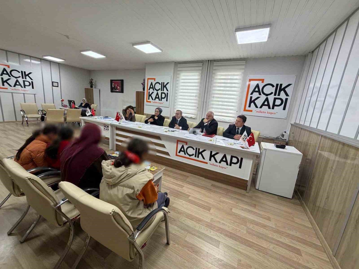Kars Valisi Ziya Polat, Halk Günü'nde vatandaşları dinledi ve kurumlara talimat verdi