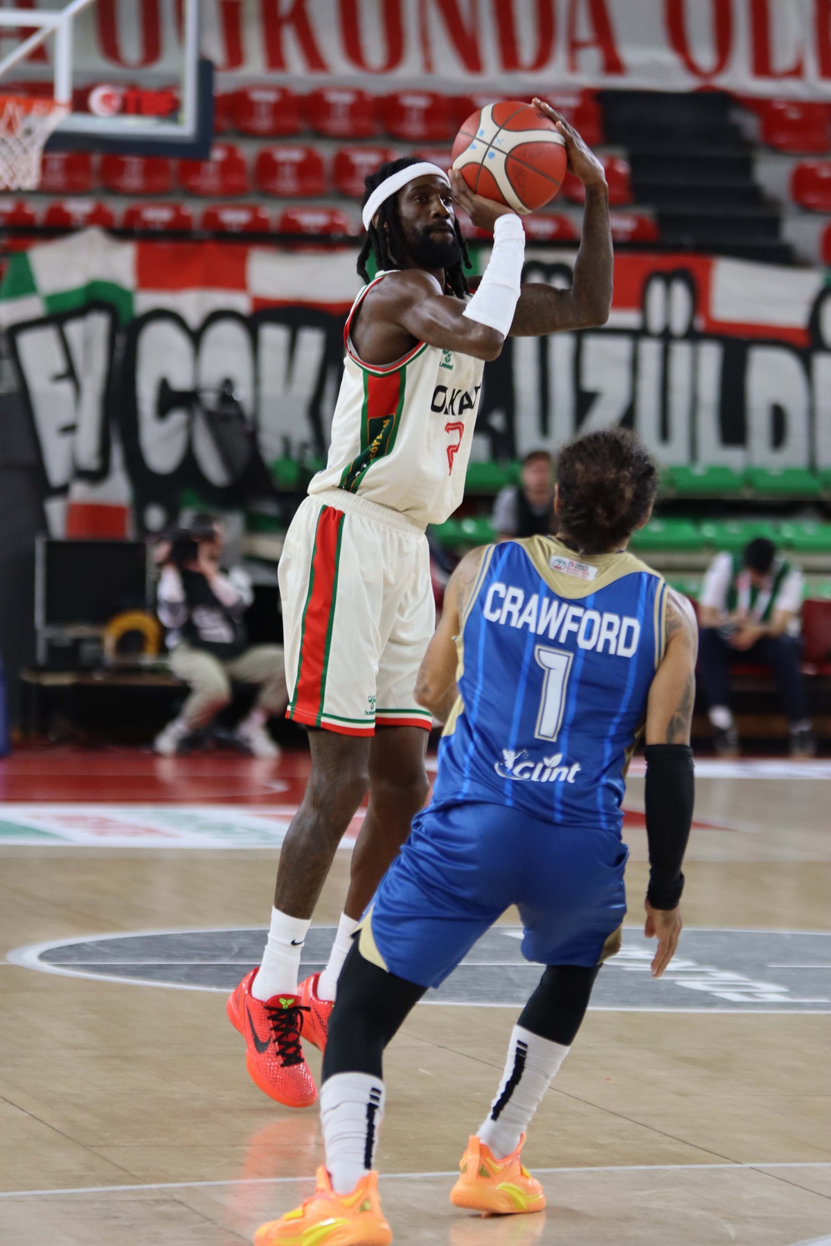 Karşıyaka, cezalı olduğu için taraftarsız evinde Glint Çayırova'yı 95-79 yendi