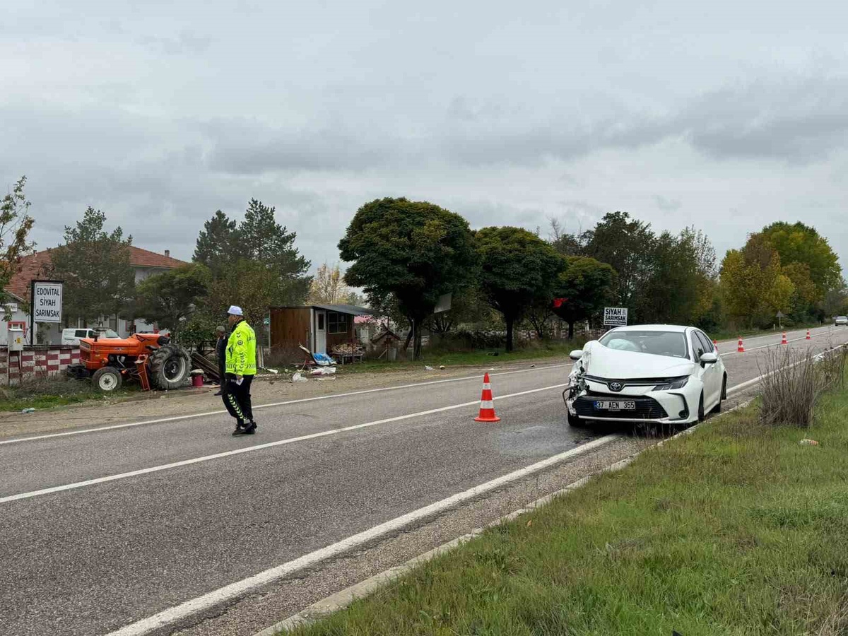 Kastamonu Taşköprü'de otomobil traktöre arkadan çarptı, sürücü yaralandı