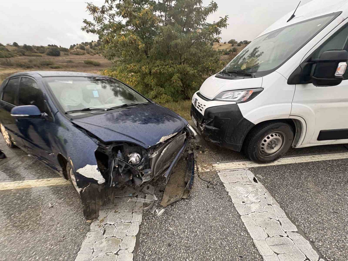 Kastamonu Tosya'da D100'de yağış nedeniyle iki kaza meydana geldi, yaralanan yok