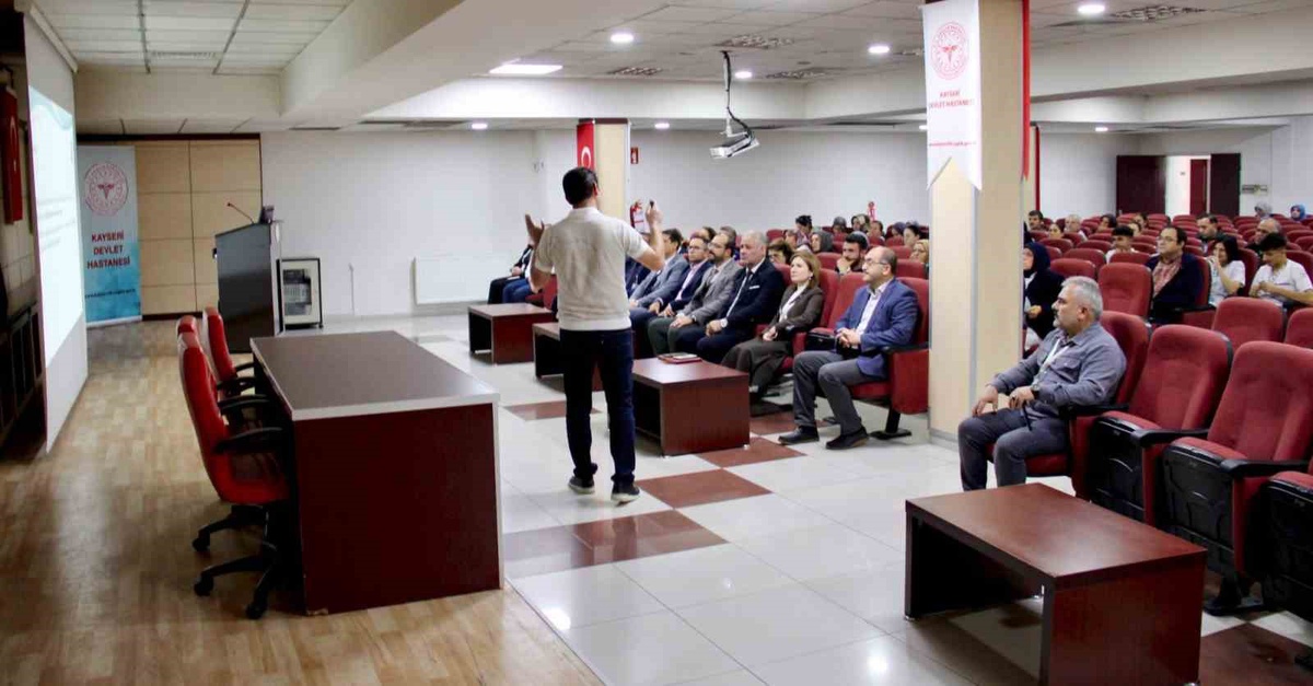 Kayseri Devlet Hastanesi personeline meme kanserinde erken teşhis anlatıldı