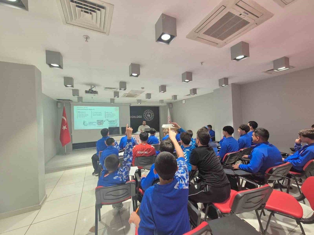 Kayseri Sporcu Eğitim Merkezi'nde güreşçilere zihinsel performans semineri verildi