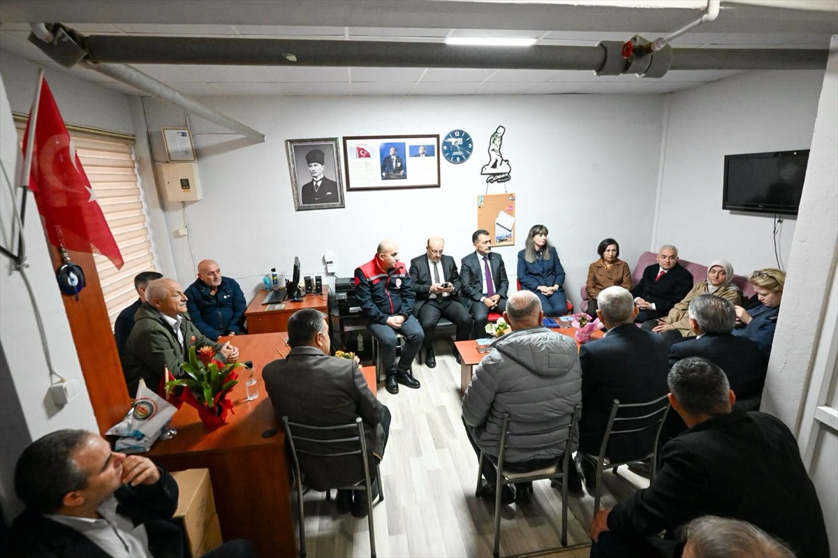 Kırklareli Valisi Turan, Merkez İlçe Muhtarlar Derneği'nde muhtarlarla buluştu