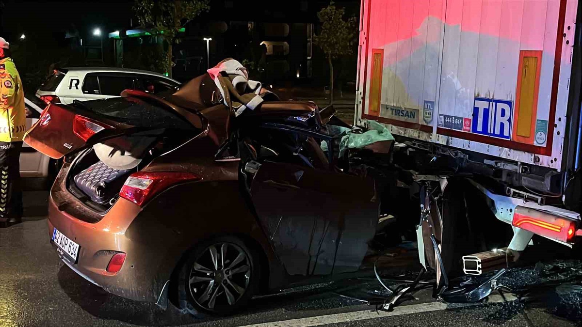 Konya Selçuklu'da otomobil, lastiği patlayan tıra arkadan çarparak 2 kişiyi yaraladı