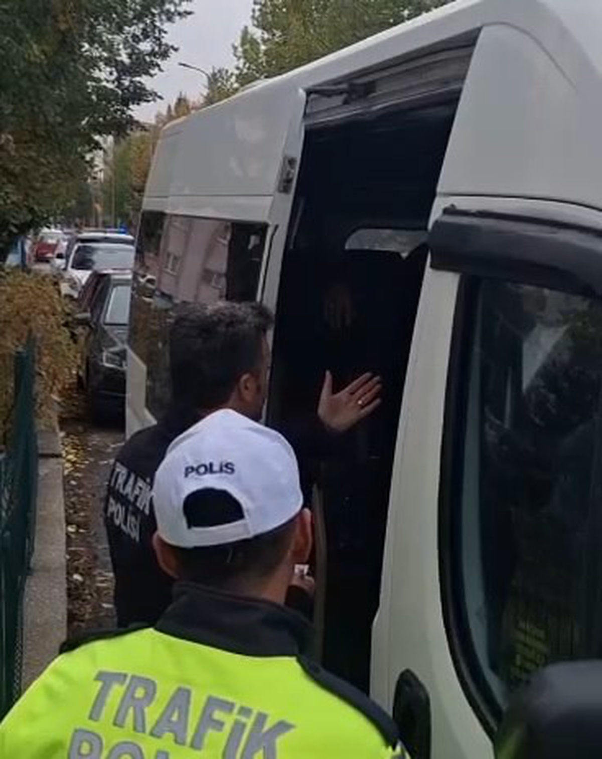 Kütahya'da servis sürücüsü, 5 özel ihtiyaçlı öğrenciyi araçta bırakıp kaçtı