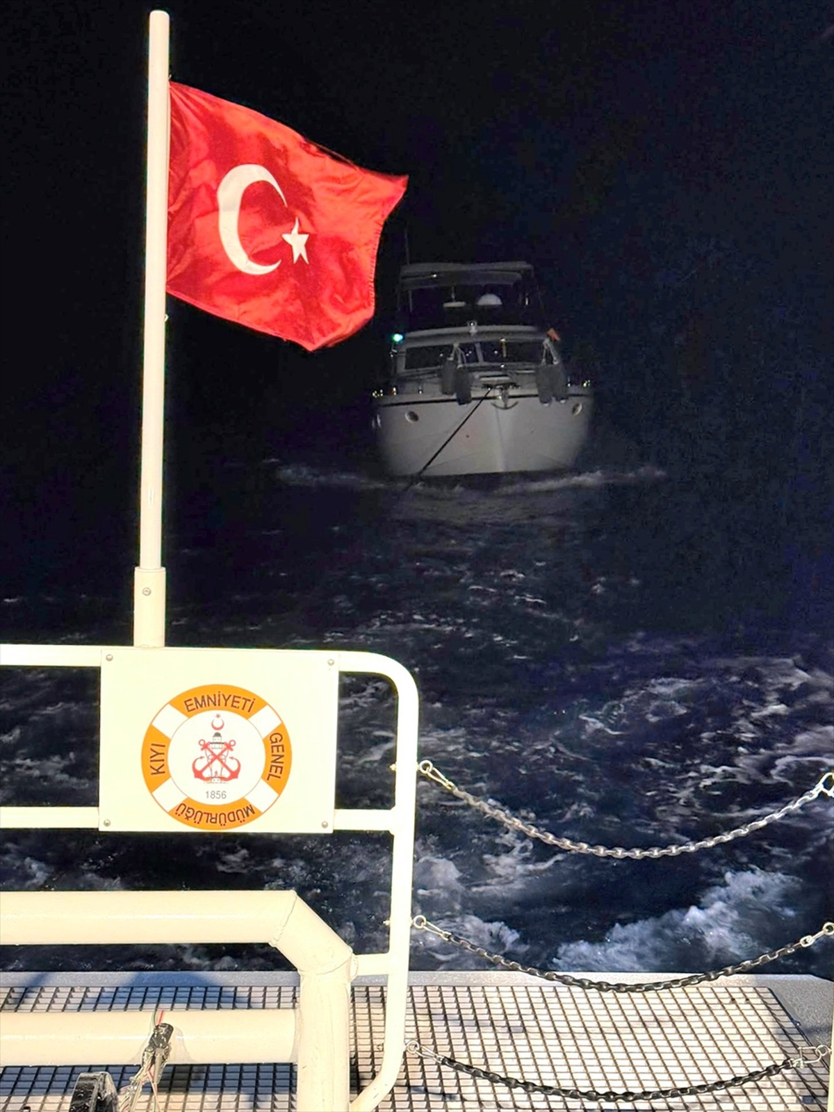 Marmaris açıklarında sürüklenen 15 metrelik teknedeki 4 kişiyi Kıyı Emniyeti kurtardı