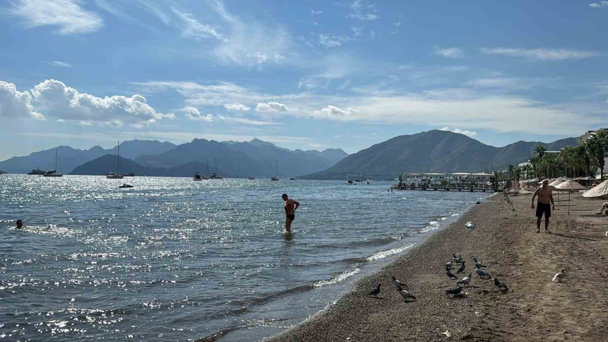 Marmaris'te ekim ortasında sıcaklık 30 dereceye yaklaşınca turistler denize girdi