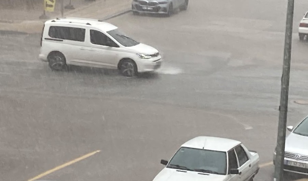 Mersin'de 4 gündür süren yağış Mezitli, Erdemli ve Silifke arasında etkili oldu