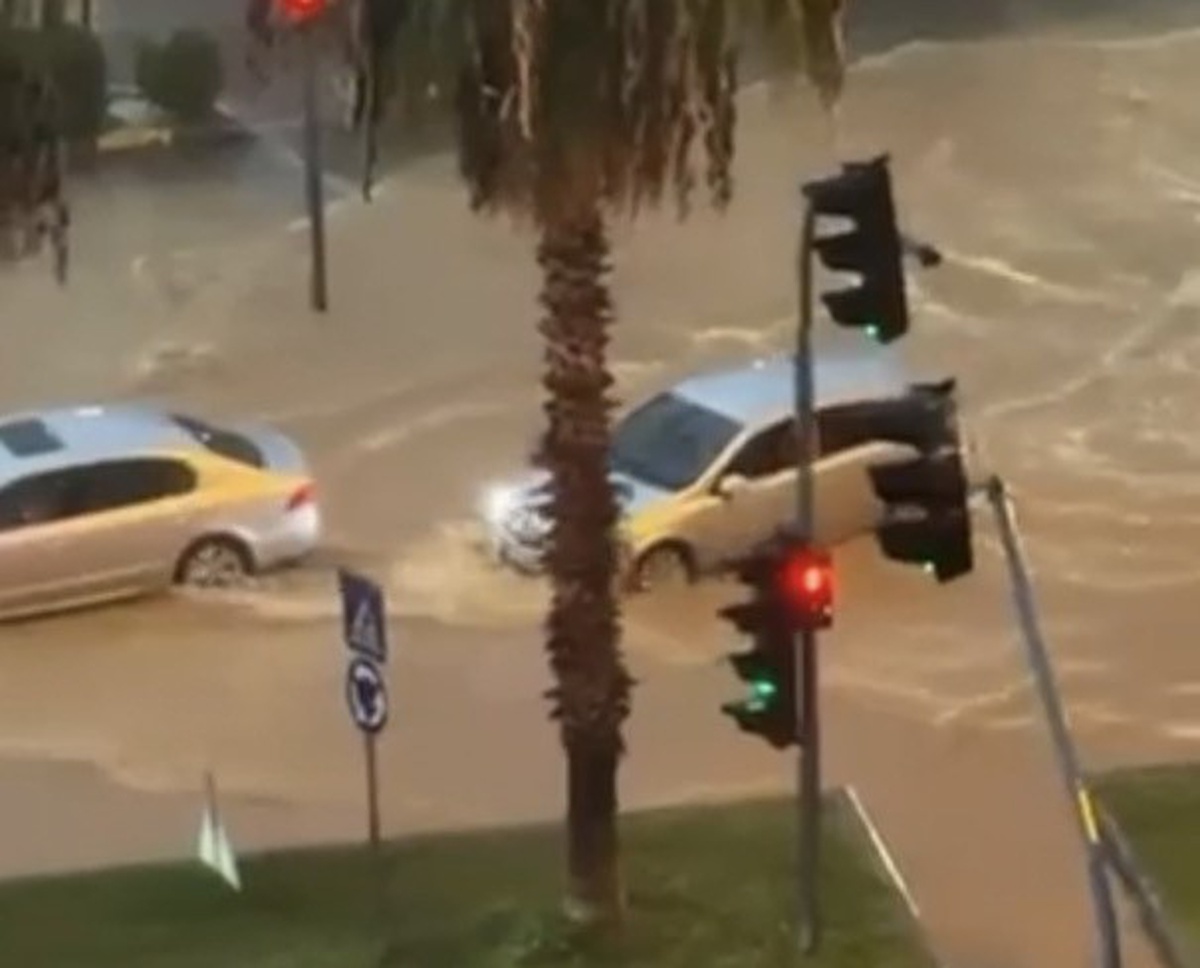 Mersin'de sağanak yağış alt geçitlerde su birikintisi oluşturdu, trafik aksadı