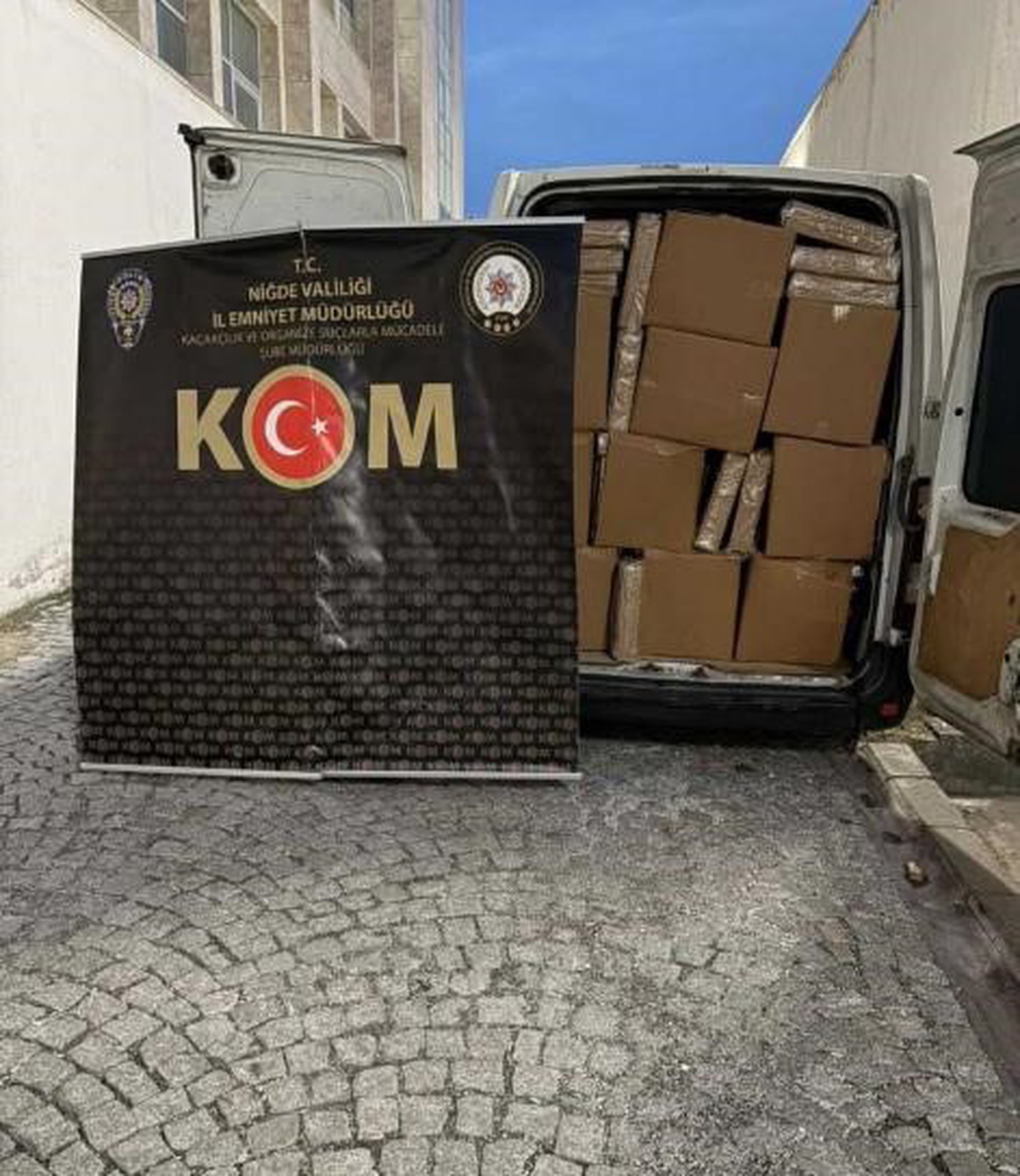 Niğde'de iki araçta 6 milyon TL'lik 2 milyon 700 bin kaçak makaron ele geçirildi