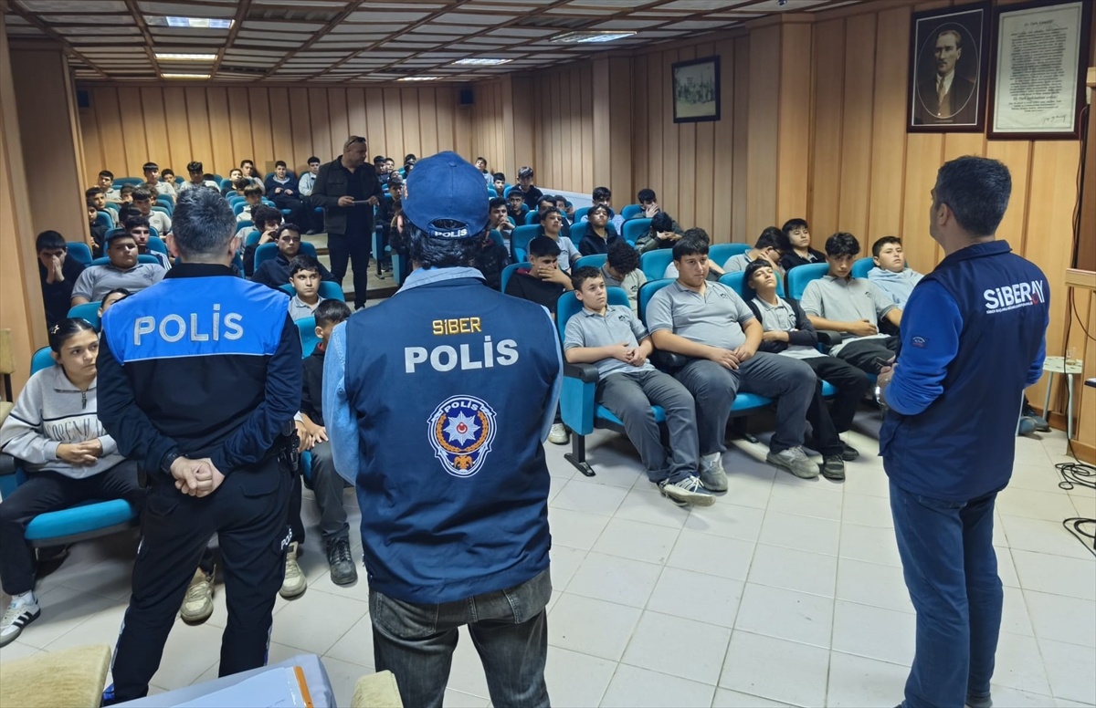 Ödemiş'te polis, 257 öğrenciye siber zorbalık ve teknoloji bağımlılığı eğitimi verdi