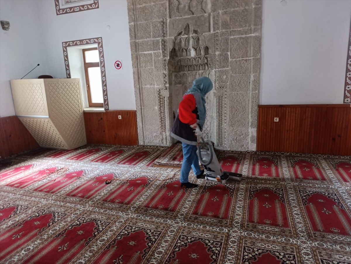 Ordu Büyükşehir Belediyesi, il genelindeki camilerde temizlik çalışması yaptı