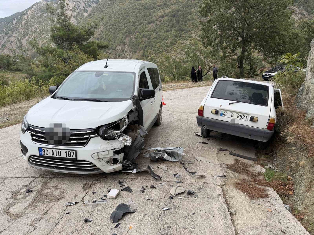 Osmaniye Bahçe'de otomobil ile hafif ticari araç çarpıştı, 3 kişi yaralandı