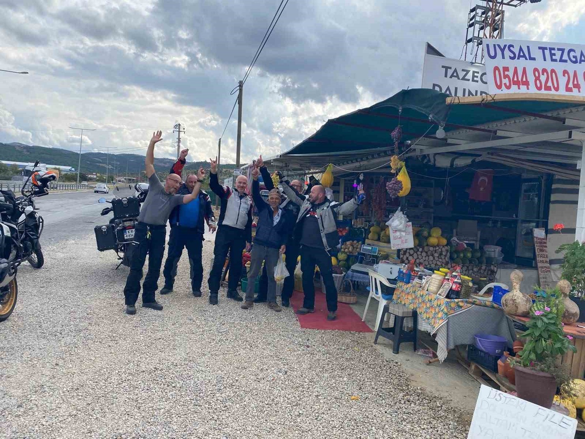 Polonyalı motosikletli turistler Sarıgöl'de bağdan üzüm kesip satın aldı