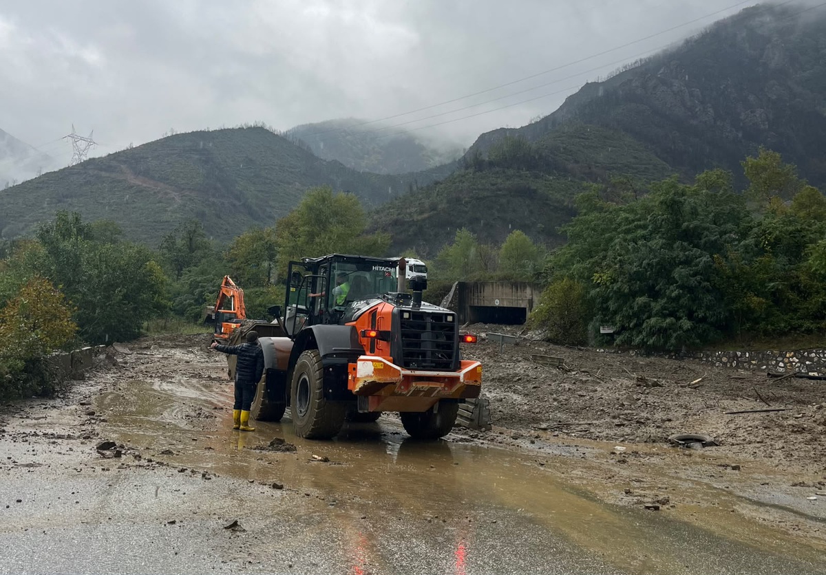 Sakarya Geyve'de heyelan, iki mahalleye ulaşım sağlayan D-650 bağlantı yolunu kapattı