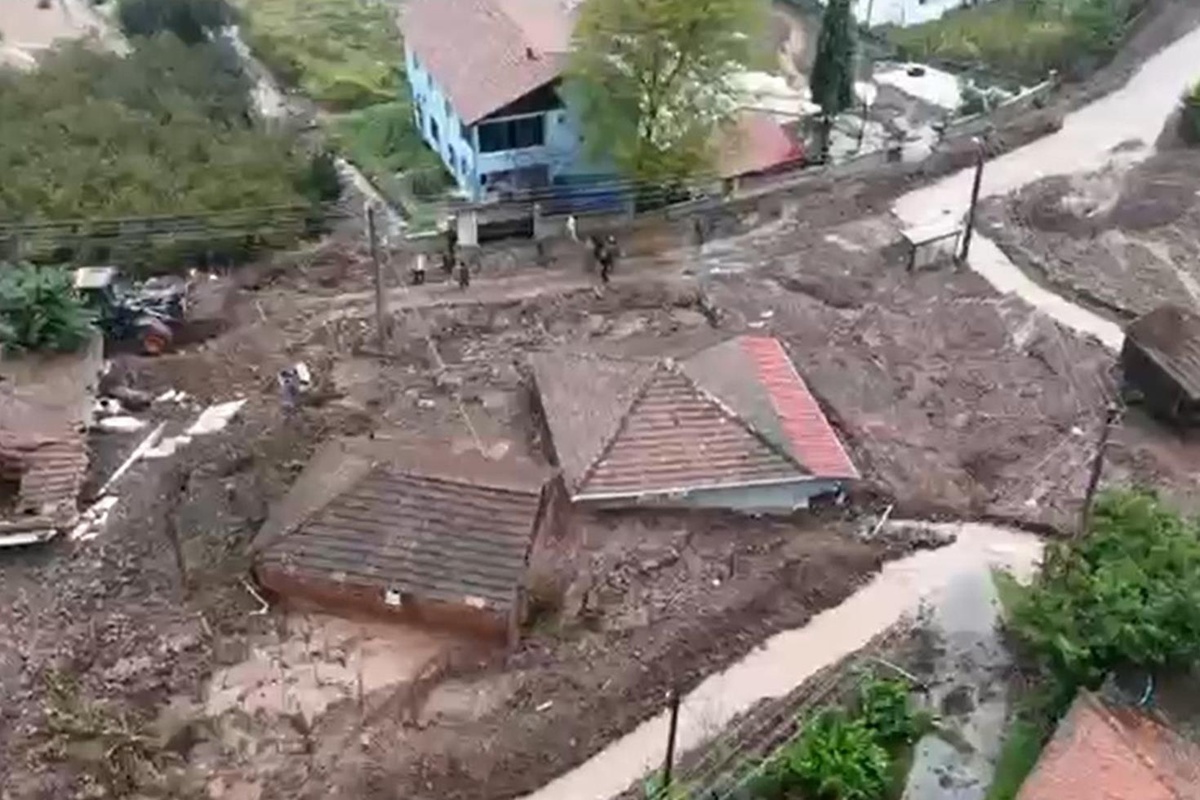 Sakarya'da heyelan evleri yuttu, 2 mahalle ile bağlantı kesildi