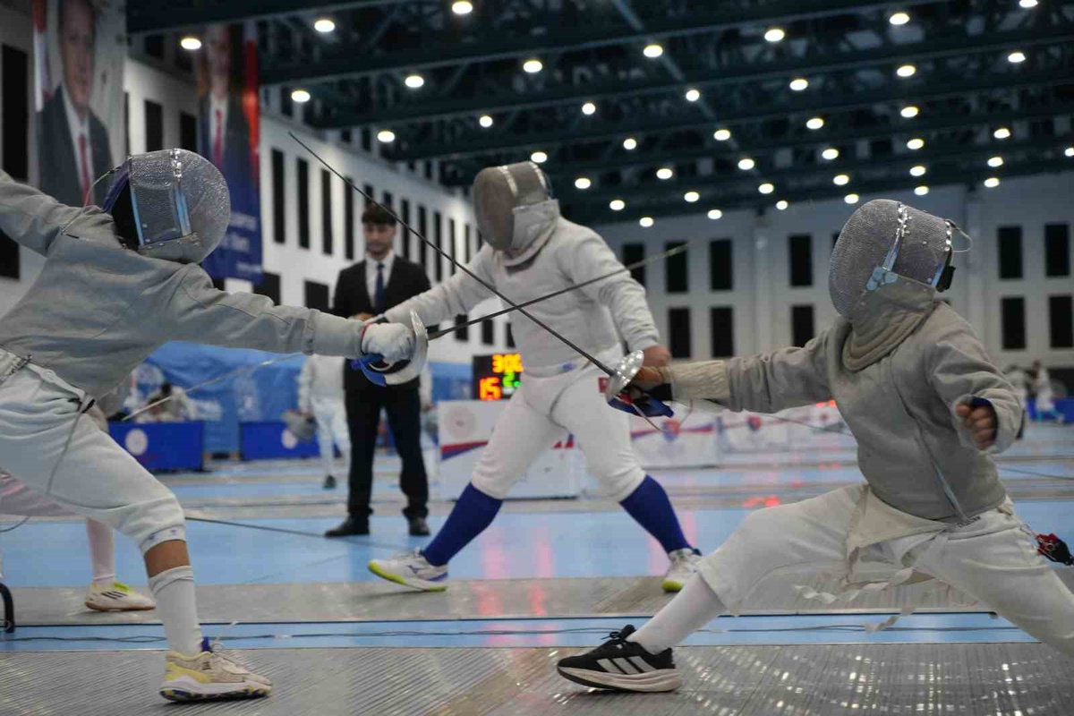 Samsun'da Kılıç Federasyon Kupası 27 şehirden 612 sporcuyla başladı