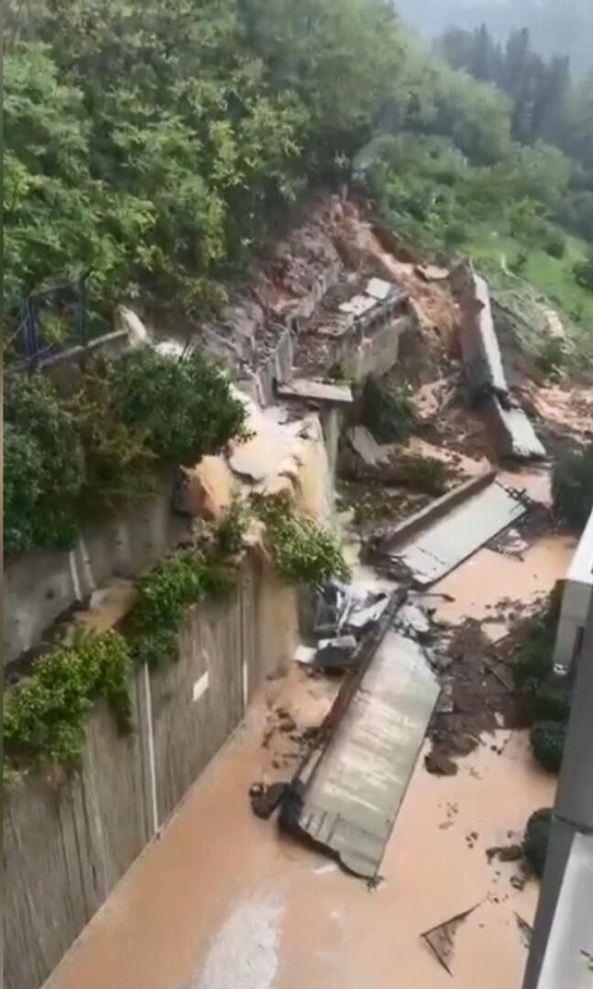 Sarıyer Ayazağa'da sağanak sonrası sel suları istinat duvarlarını yıktı