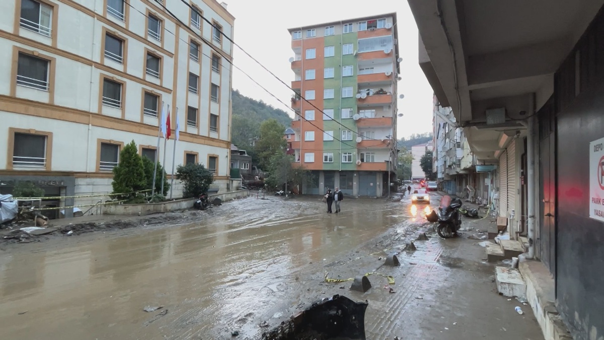 Sarıyer Ayazağa'da sel sonrası toplu ulaşım yeniden başlatıldı